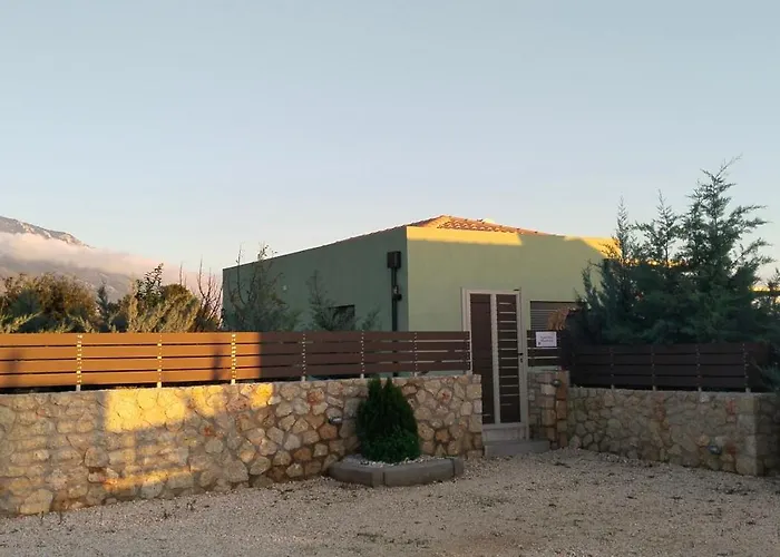 Mentoros Vila Karavádhos